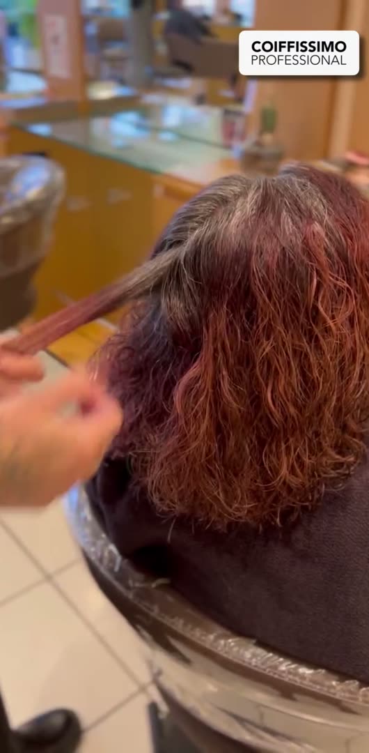 Avant, 70 % de cheveux blancs, racine 4.7 + 5.7
