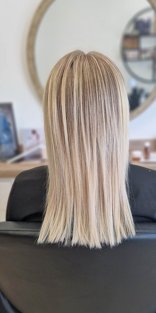 Après, Mèches sur carré, blond froid