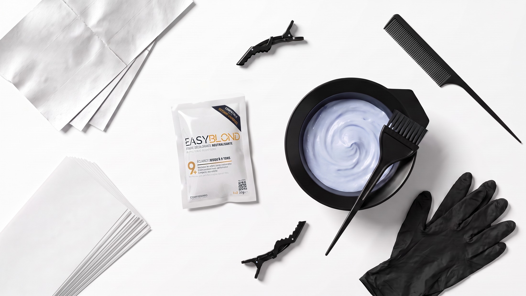 Sachet EASYBLOND 30 g et le matériel d’éclaircissement, vue de dessus