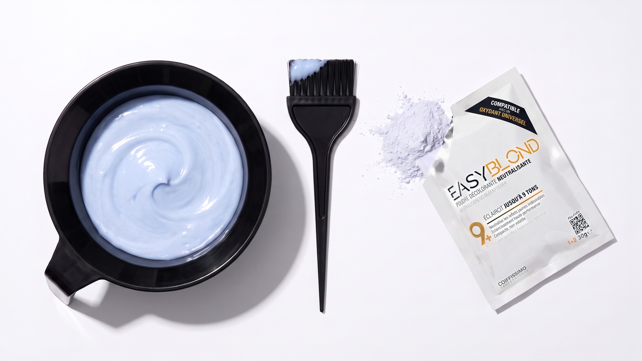 Sachet EASYBLOND 30 g ouvert, poudre, pinceau et bol de mélange bleuté, vue de dessus