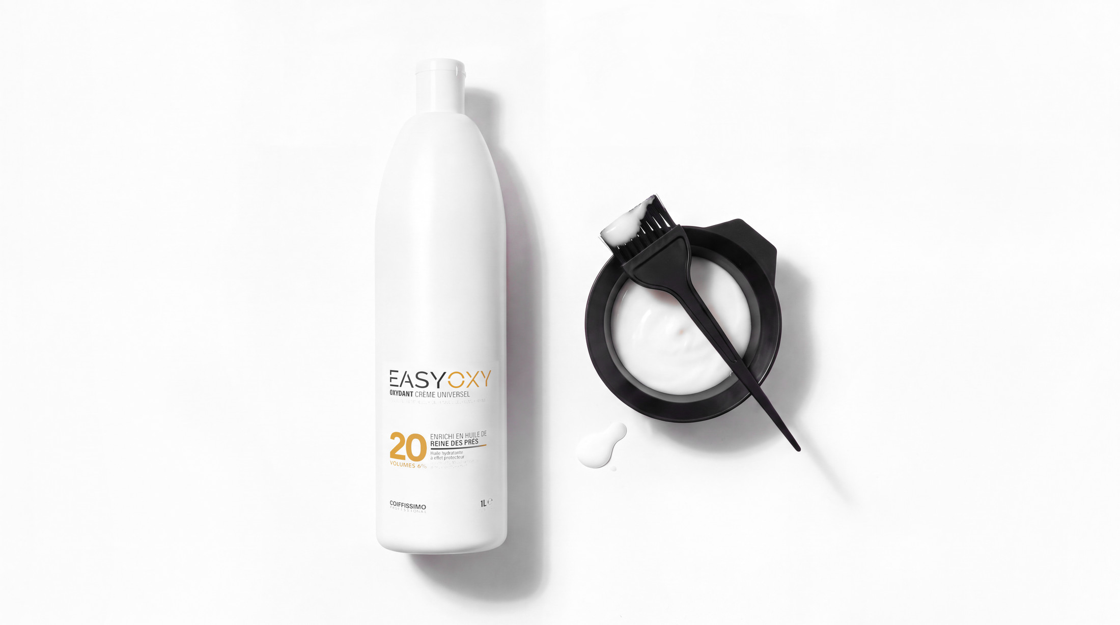 Bouteille EasyOxy 20 volumes, bol de mélange crème et pinceau, vue de dessus