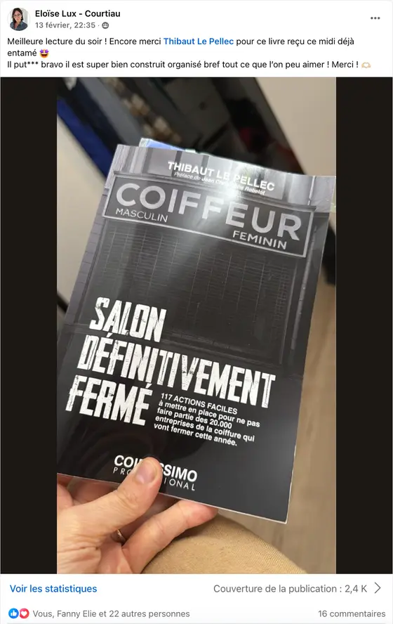 Publication Facebook d'une lectrice qui tient le livre