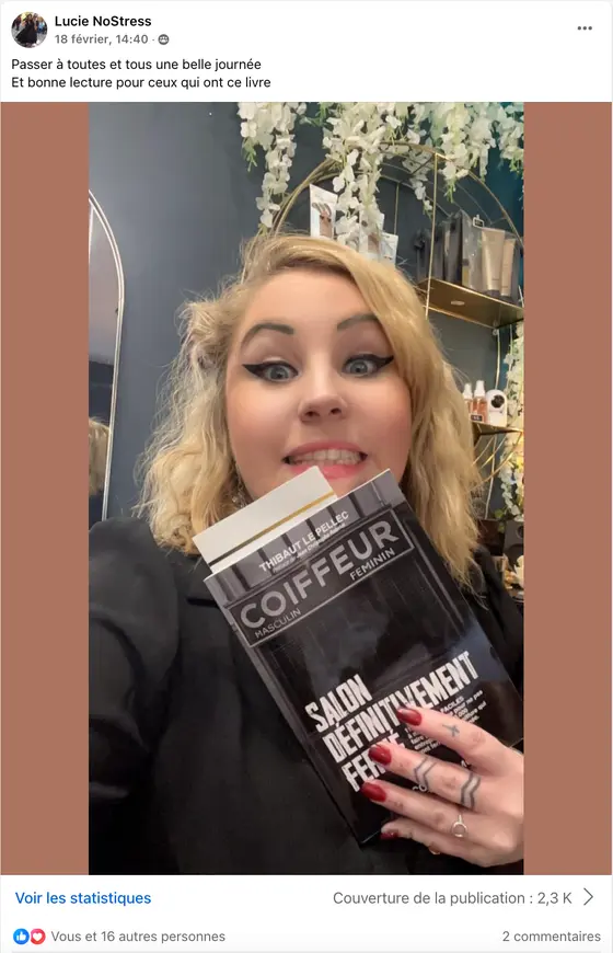 Publication Facebook d'une lectrice qui pose avec le livre