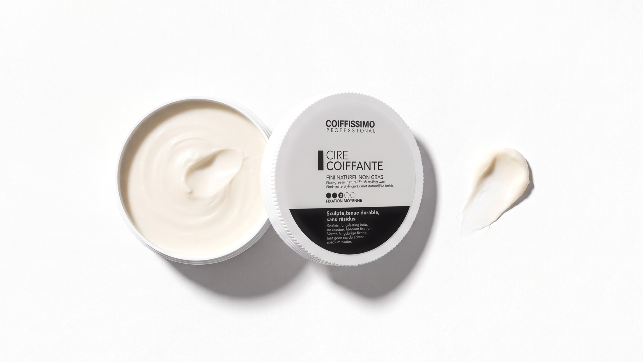 Cire coiffante ouverte, texture de la pâte, vue de dessus