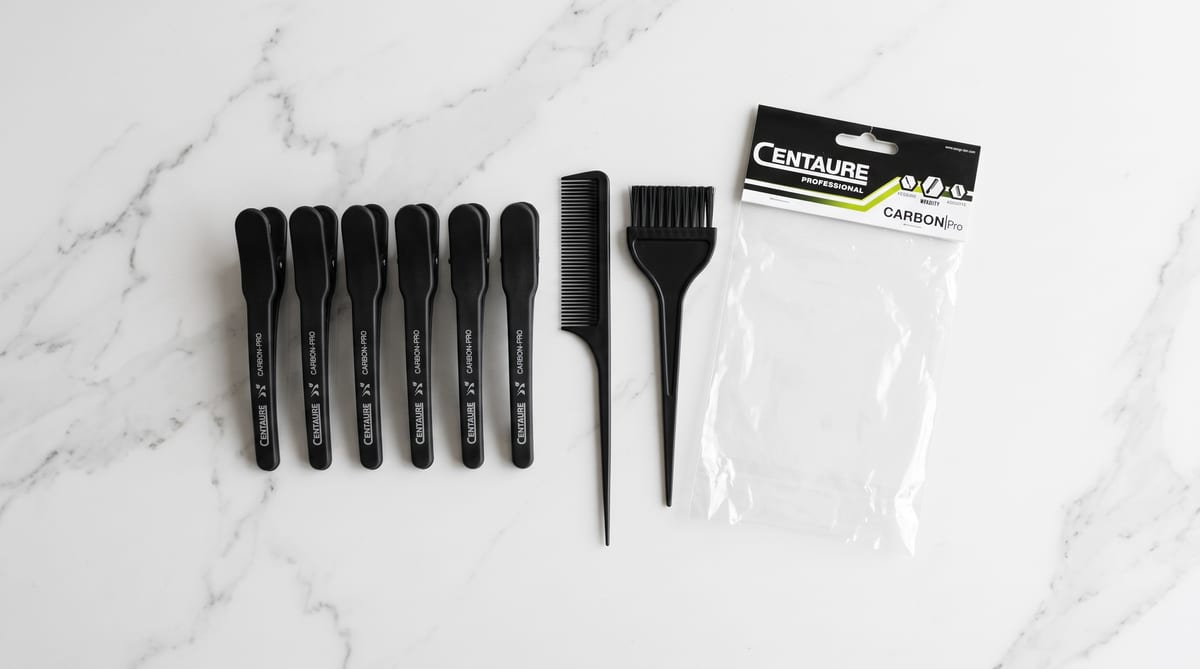 Six pinces de séparation carbone Centaure, un peigne, un pinceau et le sachet, vue de dessus