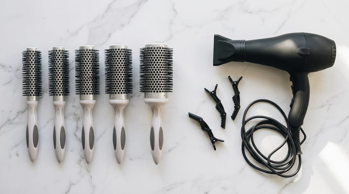 Les 5 brosses thermiques Konflex, sèche-cheveux et pinces, vue de dessus